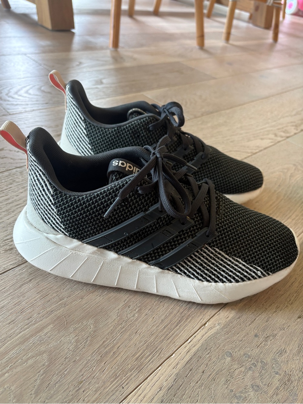 Adidas Questar Flow Women’s 8.5 Black Gray Pink Knit Sneakers